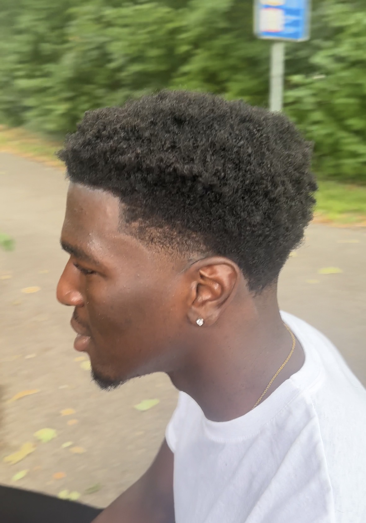 Afro Cut mit cleanem Low Fade
